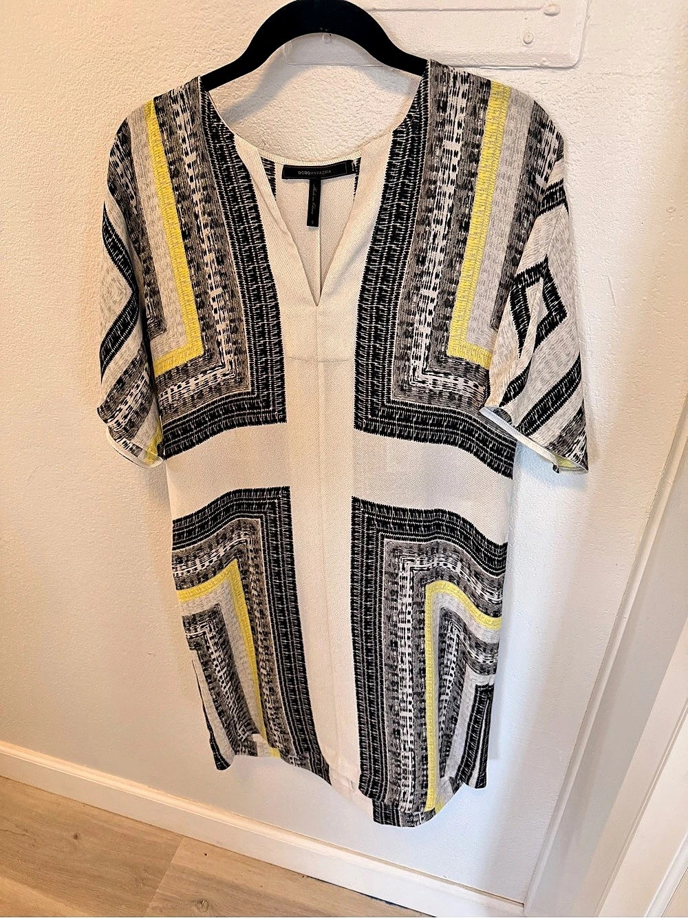 BCBGMAXAZRIA Geometric Mini Dress in White & Black Size Small